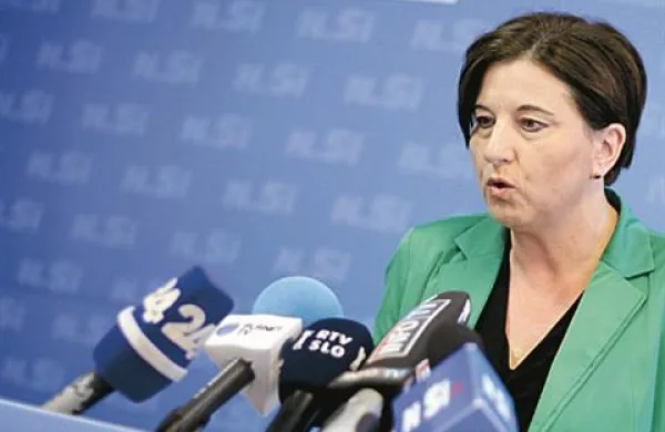“Sama se zelo čudim, kako lahko nekdo vendarle prejme tako veliko število glasov, potem ko vemo, kaj vse se je v vmesnem času zgodilo oziroma kaj vse se očita na primer Berlusconiju,” je dejala ministrica