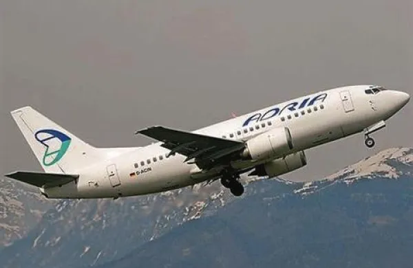 Slovenski letalski prevoznik Adria Airways je vložil odškodninske tožbe in kazenske ovadbe proti nekdanjim vodilnim, neuradno proti nekdanjemu komercialnemu direktorju Tomažu Kostanjšku in njegovemu pomočniku Tomažu Škoficu