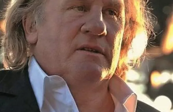 Francoski filmski igralec in novi ruski državljan Gerard Depardieu je v ponedeljek obiskal svojega “dobrega” prijatelja, razvpitega čečenskega predsednika Ramzana Kadirova, ki je gostu podaril stanovanje v Groznem