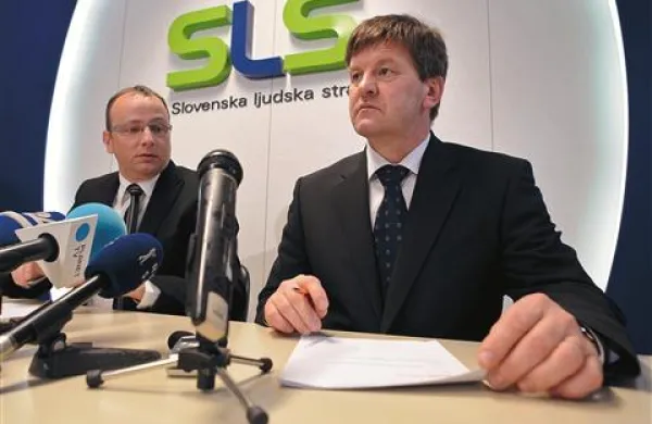 Po odhodu ministrov Radovana  Žerjava (levo) in Franca  Bogoviča,  v Janševi vladi ostaja še sedem članov