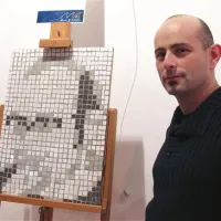 Boštjan Žvanut z avtoportretom, poimenovanim Konstrukcija identitete