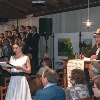 ... in Ludvik Zorzut (Damjan Marinič). V ospredju Andreja Benedetič, ki je z Nikolajem Pintarjem povezovala večer. 