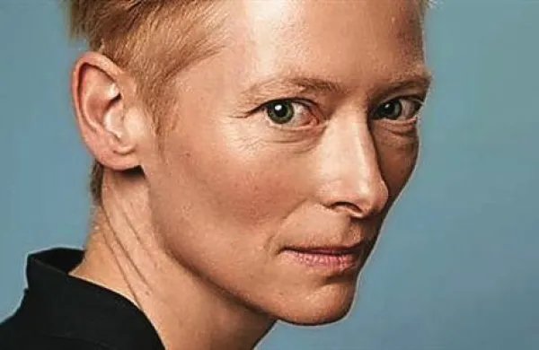 Britanski zvezdnik David Bowie v videospotu za single The Stars (Are Out Tonight), ki je v digitalni obliki izšel v torek, izmenja poljub z britansko igralko Tildo Swinton