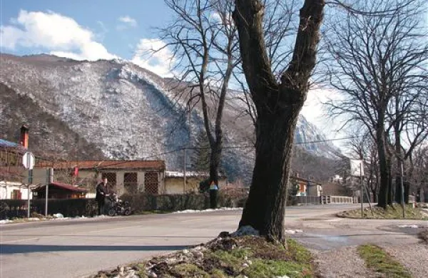Stanovalci ulice Na Produ opozarjajo na neurejeno in nevarno križišče brez prehoda za pešce. Občina in direkcija za ceste pa se še nista dogovorili, kako in kaj ... 