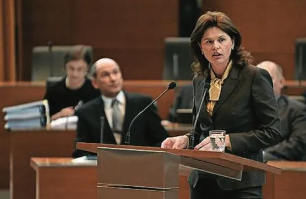 Kandidatka za mandatarko Alenka Bratušek je v nagovoru na izredni seji DZ napovedala, da bo njena prva prioriteta, če bo imela priložnost sestaviti vlado, Slovenijo varno pripeljati do volitev