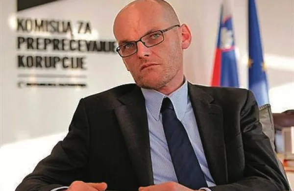 Poslanci SDS  predsednika KPK Gorana Klemenčiča  pozivajo, da  v najkrajšem času pripravi analizo poslovanja družb, ki so v lasti njegovih družinskih članov z gospodarskimi družbami, v katerih ima država delež