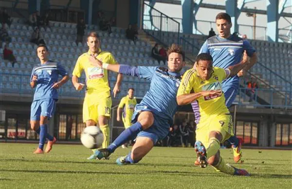 Maribor s prvim strelcem lige Marcosom Tavaresom (desno v  rumenem dresu), ki je dosegel 10 zadetkov, bo tudi spomladi narekoval razvoj dogodkov na in ob igrišču