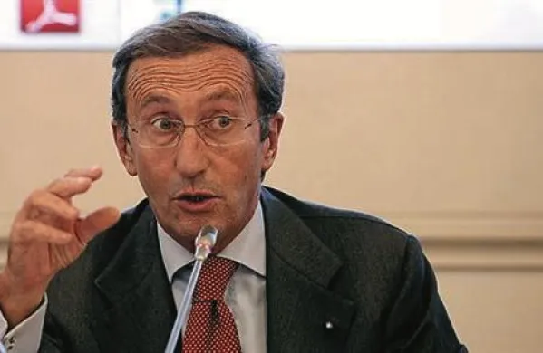 Gianfranco Fini je v svoji politični karieri bil: podpredsednik Vlade Italije (2001-06), minister za zunanje zadeve Italije (2004-06), predsednik Parlamenta Italije (2008-danes)