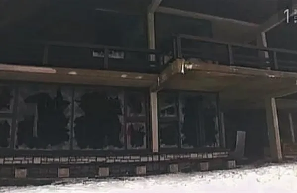 Ob smučišču so nato postavili lep objekt z restavracijo, ki pa so mu  po letih propadanja to zimo  nepridipravi zadali še zadnje udarce 