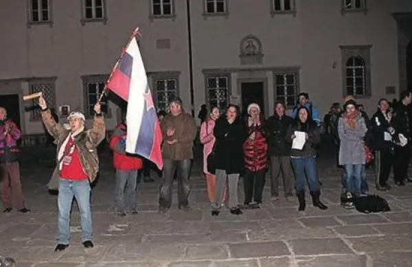 Na Titovem trgu se je zbralo okoli 50 ljudi