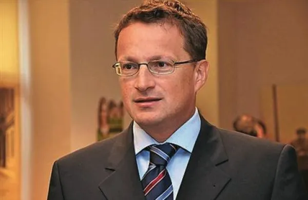 Študentski zbor Študentske organizacije Univerze v Ljubljani je na četrtkovi seji za novega direktorja organizacije potrdil Andreja Klasinca