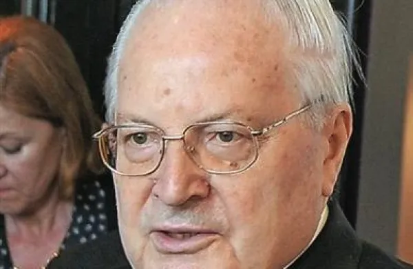 Dekan kardinalskega zbora Angelo Sodano je danes vse kardinale v pismih pozval, naj se v Vatikanu zberejo na pripravah na konklave, na katerem bodo po četrtkovem odstopu Benedikta XVI. izbrali novega papeža