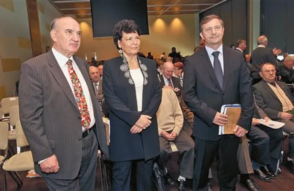 Karl Erjavec je dokaj prepričljivo premagal svoja protikandidata in ostal na čelu Desusa