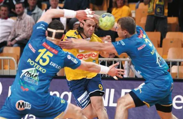 Rokometaši Celja Pivovarne Laško so se uvrstili v finale zaključnega turnirja za pokal Slovenije, potem ko so v včerajšnji drugi polfinalni tekmi v Laškem po dveh podaljških premagali koprski Cimos s 30:26