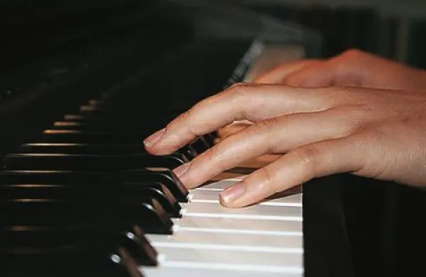 Med mladimi  se vsak četrti uči igrati klavir, vsak deseti pa violino ali kitaro, so sporočili z državnega statističnega urada