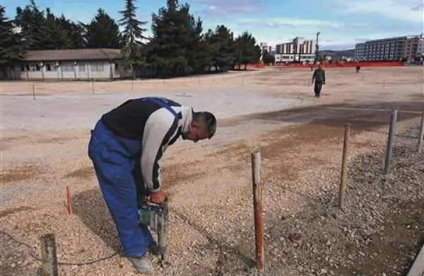 Gramozno parkirišče so poravnali in utrdili, ob robu pa postavili kovinske količke