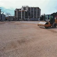 Več kot 500 avtomobilov, kolikor jih bo lahko parkiralo na gramoznem parkirišču, bo plačevalo 50 centov na uro oziroma 20 evrov na mesec
