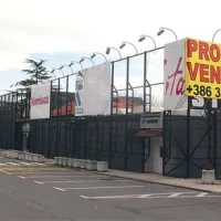 Opuščena trgovina Outlet, ki je že štiri mesece zaprta, je naprodaj za 1,8 milijona evrov