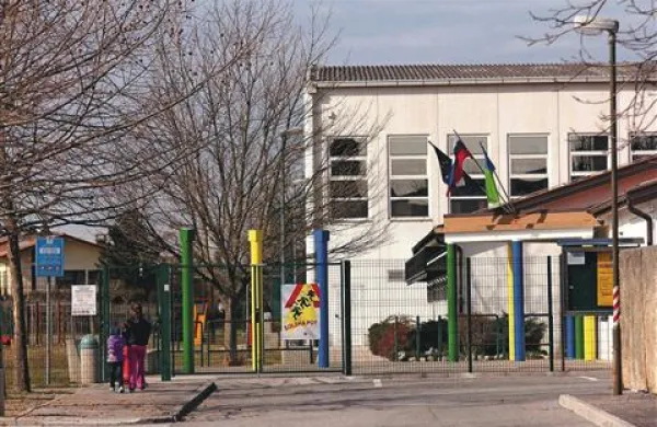 Občina bo za najprej zagotovila najnujnejše: novi učilnici, širšo zbornico, nadstrešek ... 