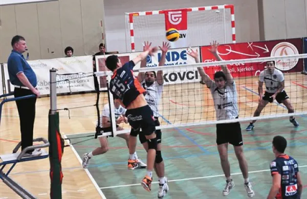 Alen Šket  (ACH, levo)  v napadu ni imel težav z blokom Luke Krivca in Danijela Koncilije