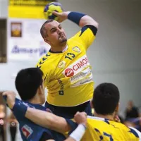 Milorad Krivokapić (v skoku) je v prvem polčasu pokazal svoje strelske sposobnosti