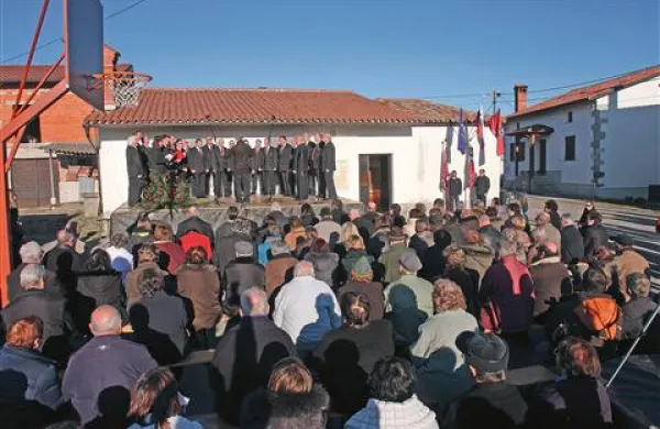 V Kazljah so se včeraj spomnili obletnice požiga vasi