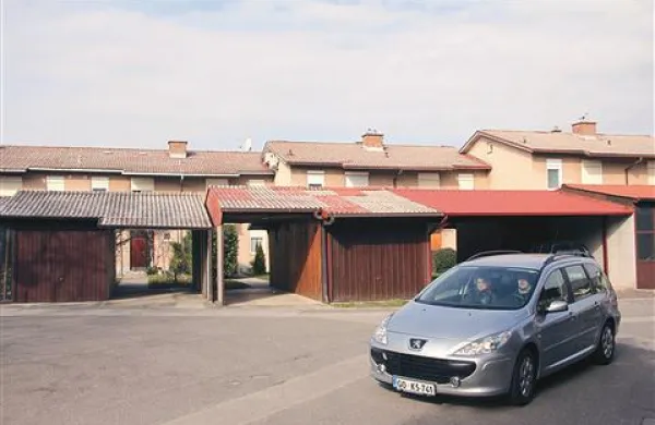Ko se posameznik odloči, da se bo odkrižal kritine iz salonitk, mu občina plača odvoz  