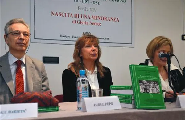 Na sedežu Skupnosti Italijanov v Rovinju so v petek zvečer predstavili knjigo tržaške zgodovinarke Glorie Nemec  Nascita di una minoranza (Rojstvo neke manjšine - Istra 1947 - 1965: zgodovina in spomin Italijanov z istrsko-kvarnerskega območja)