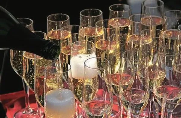 Med drugim iščejo nekoga, ki bo postal del sydneyske visoke družbe in se bo udeleževal različnih družabnih dogodkov ter degustatorja, ki bo preverjal ponudbo restavracij, vinotek in barov