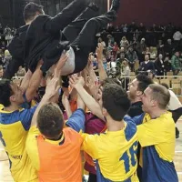 Trener Marko Janjić je po veliki zmagi pristal na rokah svojih varovancev
