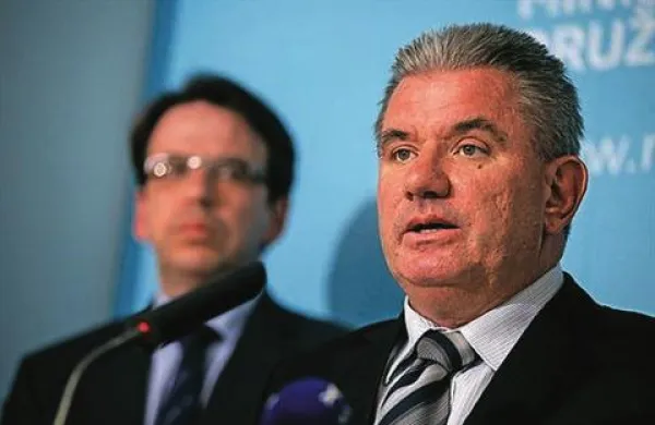 Novi zakon o delovnih razmerjih si ne zasluži naziva reforma trga dela, so se danes na sprejem ZDR in novele zakona o urejanju trga dela  v DZ odzvali v Združenju Manager (na fotografiji je minister Andrej Vizjak)