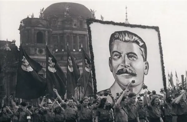 Medtem ko  komunisti na Stalinov grob polagajo rdeče nageljne, organizacije za človekove pravice opozarjajo, da je bil Stalin tiran, ki je odgovoren za smrt milijonov