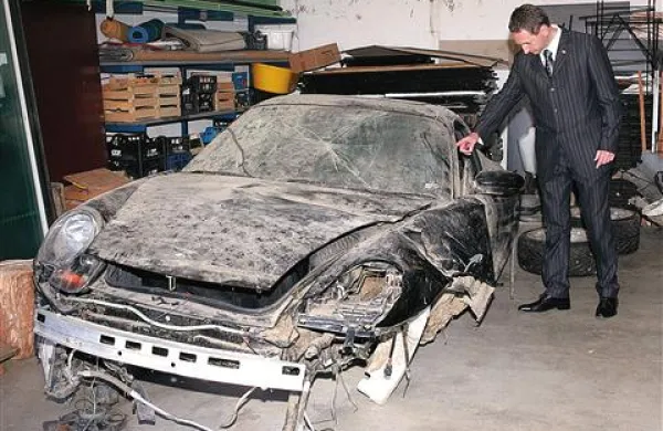 Popovič je hranil razbitine svojega porscheja (posnetek je nastal leta 2008) predvsem zaradi dokaza, da se ob trku njegov varnostni pas ni zategnil. Glede te dileme sta s Porschejem našla skupen jezik. 