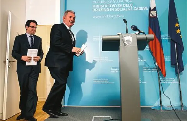Minister Andrej Vizjak in glavni pripravljalec reforme Peter Pogačar sta se  zadovoljno zahvalila drug drugemu 