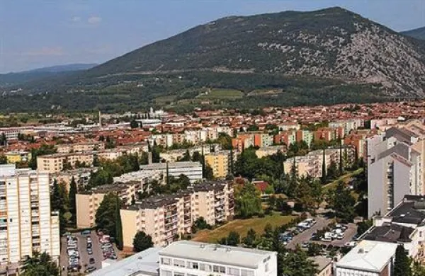 Cene stanovanjskih nepremičnin so bile v zadnjem lanskem četrtletju povprečno za 3,5 odstotka nižje kot v trimesečju poprej, na letni ravni pa so se stanovanjske nepremičnine pocenile za 8,8 odstotka