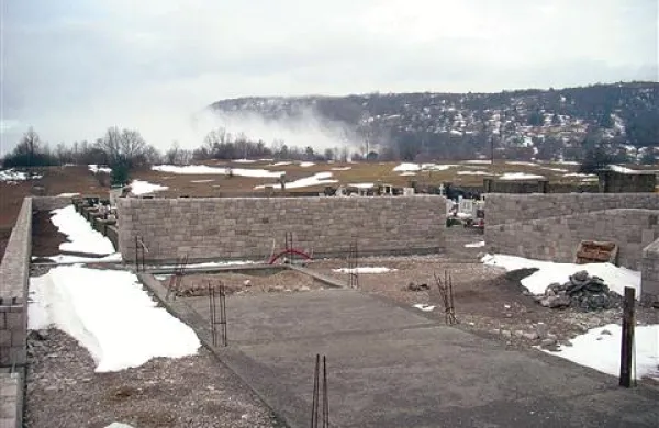 V Šembijah bodo zapleti zaradi nezakonitih najemnih pogodb za grobove upočasnili širitev pokopališča in gradnjo mrliške vežice, z mesta upravljavca pokopališča pa lahko odnesejo tudi krajevno skupnost 