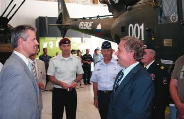 Minister za obrambo Aleš Hojs, ki  je med enoletnim mandatom večkrat obiskal Pivko, je urejanje Počka prepustil svojemu nasledniku