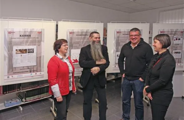 Med prvimi so si razstavo ogledali in jo komentirali (od leve) Laura Chersicola, David Terčon iz Kosovelovega doma, direktor Šolskega centra Srečka Kosovela  Dušan Štolfa in direktorica  Kosovelove knjižnice Magdalena Svetina Terčon
