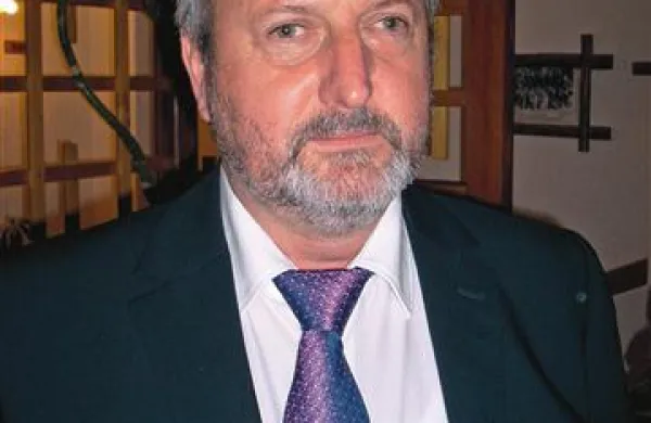 Sprva je kazalo, da se bo spletna anketa končala z izidom, v katerem se je dve tretjini glasovalcev opredelilo, da z njegovim delom niso zadovoljni, toda sledil je  preobrat