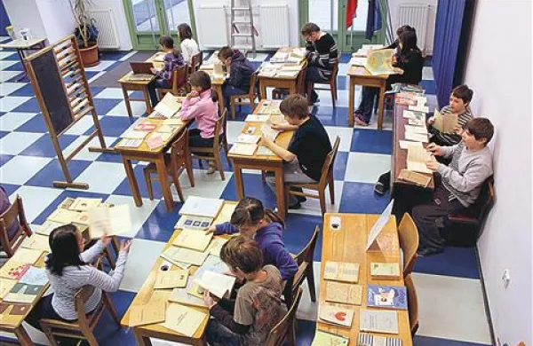 Še nekaj dni si bo mogoče v avli Osnovne šole Dobravlje ogledati razstavo  starih učbenikov, čitank, računic, priročnikov za učitelje in ostalih nekdanjih učnih pripomočkov, ki so jih  postavili na prav tako nekdanje, lesene šolske klopi