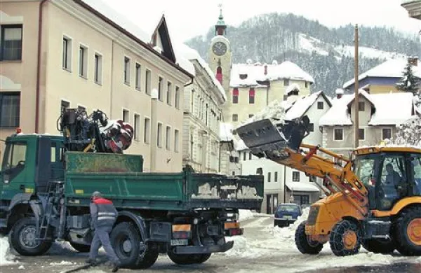Medtem ko sneg ostaja, je denar za njegovo odstranjevanje že skopnel