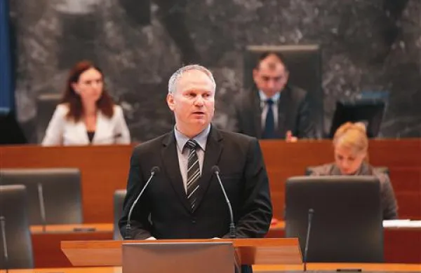 V poslanski skupini DL (na fotografiji vodja poslanske skupine Rihard Braniselj) menijo, da pravnomočno obtoženi ni primeren za funkcionarja 
