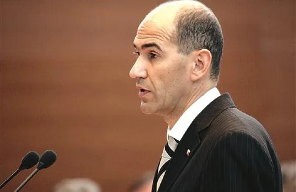 Vlada Janeza Janše, ki opravlja le še tekoče posle, je objavila enajst prostih delovnih mest za vodilne kadre v vladnih službah in organih v sestavi ministrstev