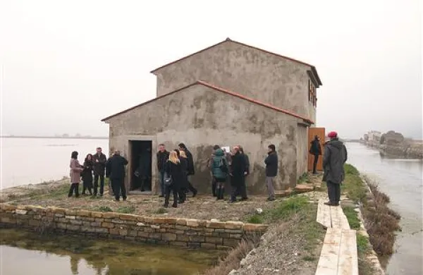   Obnova solinarske hiške je zaradi domnevnih nepravilnosti dvignila precej prahu, nekdanja direktorica Pomorskega muzeja Martina Gamboz je bila celo ovadena