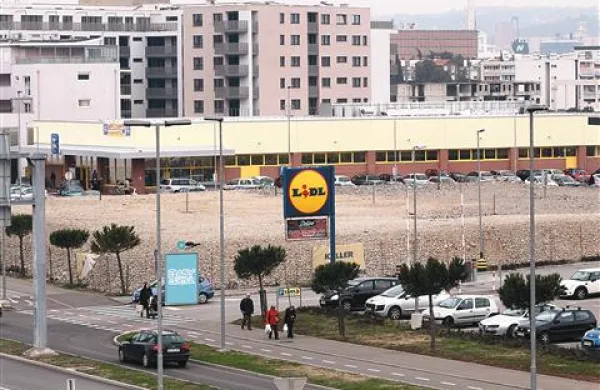 Ob   koprskem diskontu Dipo  naj bi v štirih mesecih zgradili nov Petrolov bencinski servis