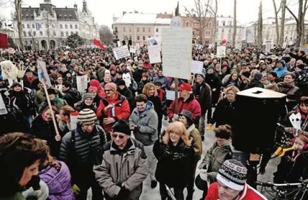 Odbor za pravično in solidarno družbo pričakuje, da bo mandatarka Alenka Bratušek v soboto prišla na tako imenovano četrto Vseslovensko ljudska vstajo in obljubila, da bodo predčasne volitve še letos