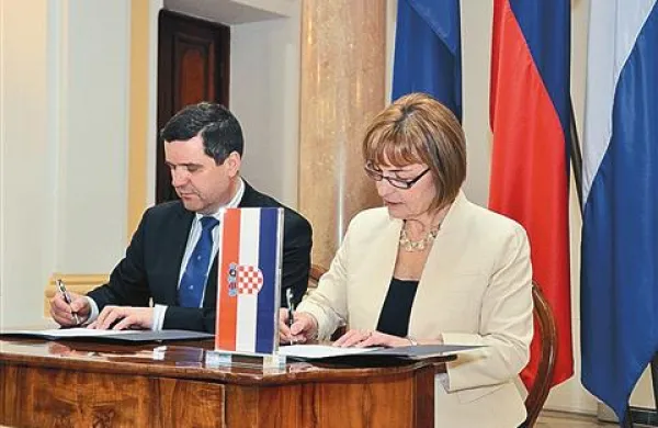 Premierja obeh držav bosta memorandum podpisala v ponedeljek zjutraj na gradu Mokrice, včeraj pa sta dogovorjeno parafirala hrvaška zunanja ministrica Vesna Pusić in državni sekretar v Janševem kabinetu Tone Kajzer