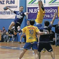 Elvin Čosić (z žogo) je večkrat našel luknje v celjski obrambi. Ob tem se na šestmetrski črti prerivata Alem Toskić in Tomaž Ponikvar.