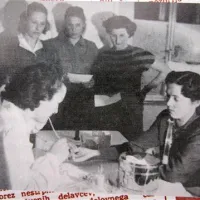 Fotografija iz leta 1953 prikazuje, kako so bolničarke na prvi krvodajalski akciji darovalcem s pomočjo cevke kri jemale iz prsta