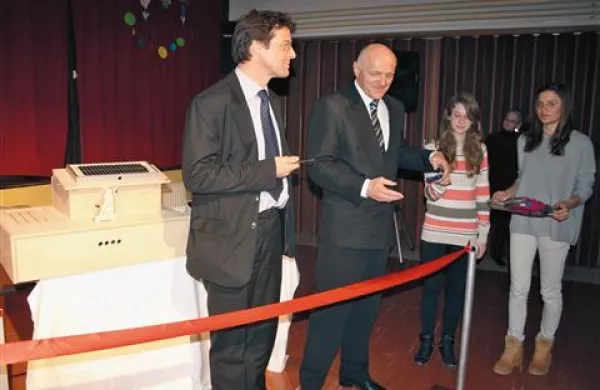 Novo kotlovnico sta Patrick Läderlach (levo) in Miran Ciglič odprla s simboličnim rezanjem traku pred didaktično hiško o obnovljivih virih energije